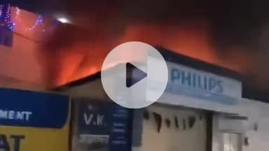 झांसी: मिशन कंपाउंड के इलेक्ट्रॉनिक्स गोदाम में लगी आग, आतिशबाजी के बीच जले टीवी-फ्रिज, फायर ब्रिगेड ने पाया आग पर काबू