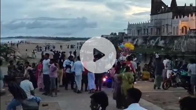 சீர்காழி: .இந்தியாவில் ஓசோன் காற்று அதிகம் வீசும் தரங்கம்பாடி கடற்கரையில் தீபாவளி முன்னிட்டு குவிந்த பொதுமக்கள்