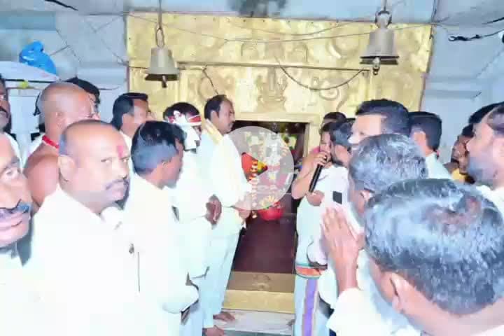 మల్దకల్: పాగుంట లక్ష్మి వెంకటేశ్వర స్వామి వారికి పట్టువస్త్రాలు సమర్పించిన ఎమ్మెల్యే బండ్ల కృష్ణ మోహన్ రెడ్డి