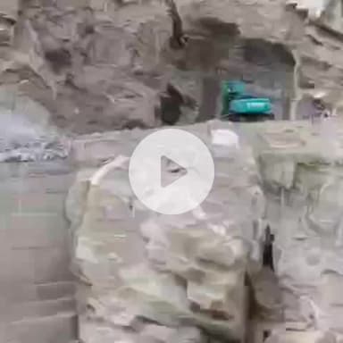 टापरी: किन्नौर के उरनी ढांक के करीब सड़क बहाली हेतु ढांक की कटिंग की जा रही है, सड़क बहाली का काम जारी