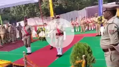 झांसी: पुलिस स्मृति दिवस के अवसर पर पुलिस लाइन स्थित शहीद स्मारक स्थल पर आईजी और एसएसपी ने दी श्रद्धांजलि