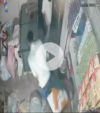 बिधूना: ऐरवाकटरा क्षेत्र के सूरजपुर नगरिया गांव में किराना स्टोर संचालक के साथ हुई मारपीट का वीडियो सोशल मीडिया पर वायरल