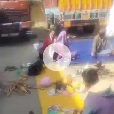 टापरी: किन्नौर के टापरी में किनफेड प्रबंधन द्वारा की जा रही विशेष पूजा-पाठ, वाहन चालक व मजदूर मौके पर मौजूद