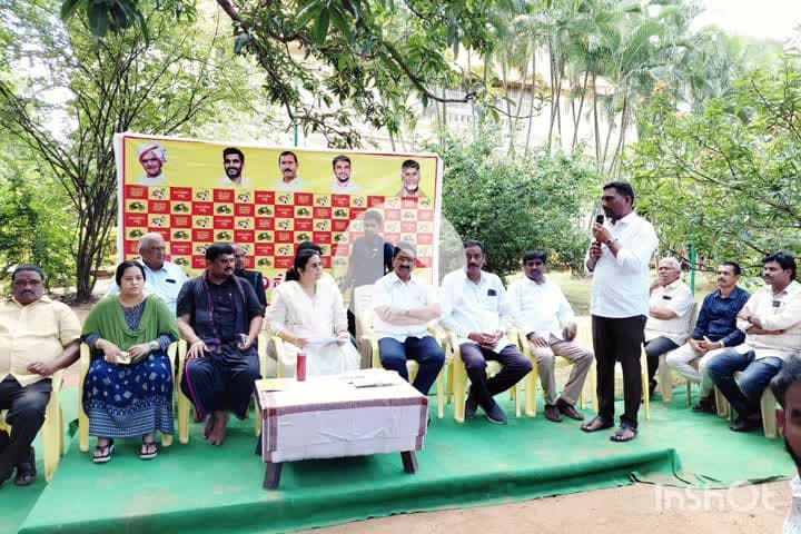 విజయనగరం: పట్టణ,మండల స్థాయి అనుబంధ కమిటీల ప్రతినిధులతో సమావేశం నిర్వహించిన ఎమ్మెల్యే అధితి