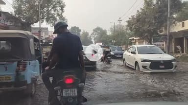 दादरी: तिलपता गांव की सड़क तालाब में तब्दील, मुख्य सड़क पर भरा दूषित पानी