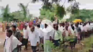 రాజోలి: ముండ్లదిన్నె గ్రామంలో పిడిగుపాటుకు గురై మృతి చెందిన వ్యక్తి భౌతికయానికి నివాళులు అర్పించిన ఎమ్మెల్యే విజేయుడు