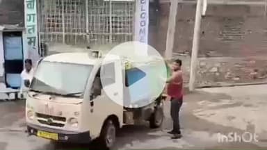 बारां: नगर परिषद के कचरा संग्रहण वाहन चालक की मनमर्जी, सुसवान बस्ती में चालक ने केल के पत्तों को ढोने से किया मना