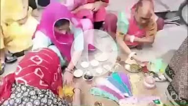 बारां: शहर के कोटा रोड स्थित गुरुद्वारे के सामने कालोनी में महिलाओं ने सामूहिक रूप से गोवर्धन पूजा की