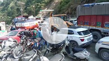 बर्नीगाड़: नौगांव के बर्नीगाड बाजार में जाम की समस्या से स्थानीय लोग और व्यापारी परेशान हैं