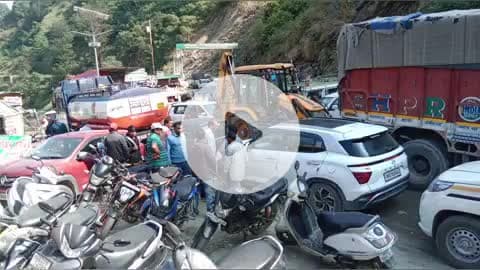 बर्नीगाड़: नौगांव के बर्नीगाड बाजार में जाम की समस्या से स्थानीय लोग और व्यापारी परेशान हैं