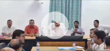 कहरा: समाहरणालय सभाकक्ष में जिला निर्वाचन पदाधिकारी की अध्यक्षता में हुई पदाधिकारियों के साथ बैठक