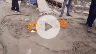 अस्सी घाट पर छठ पूजा की तैयारियां शुरू, दुर्व्यवस्थाओं के बीच महिलाओं ने संभाली कमान, नगर निगम की व्यवस्था पर उठे सवाल