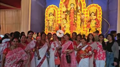 गिरिडीह: मकतपुर के बांग्ला स्कूल में काली पूजा के बाद सिंदूर खेला यानी सिंदूर की होली मनाई गई