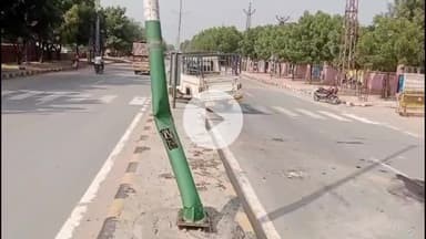 चूरू: केंद्रीय विद्यालय के सामने एक्सल टूटने से सड़क पर दौड़ रही पिकअप पलटी, कोतवाली पुलिस मौके पर पहुंची