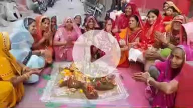 पीपलदा: इटावा में गोवर्धन पर्व मनाया गया, महिलाओं ने गोबर से बनाया गोवर्धन पर्वत और प्रसाद चढ़ाकर की पूजा