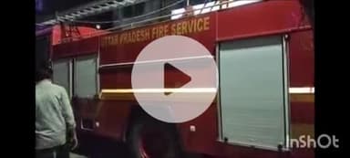 वाराणसी में दो जगह पर लगी भीषण आग, पतली गली में पाइप लेकर दौड़े फायरफाइटर