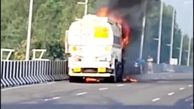 देहरादून: देहरादून-दिल्ली एक्सप्रेसवे पर गणेशपुर फ्लाईओवर के ऊपर तेल टैंकर में लगी भीषण आग, मची अफरा-तफरी