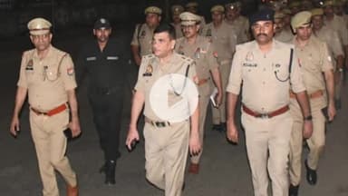 रामपुर: बुधवार को थाना सिविल लाइन क्षेत्र में पुलिस अधीक्षक विद्यासागर मिश्र ने भारी पुलिस बल के साथ पैदल गश्त की