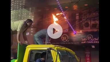 इंदौर: इंदौर के जेल रोड़ पर देर रात लगी आग, बड़ा हादसा टला