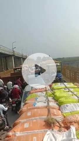जगाधरी: यमुनानगर के हथिनीकुंड बैराज पर उत्तर प्रदेश से आ रही धान से भरी ट्रैक्टर ट्रालियाँ रोकी गईं, लगा जाम