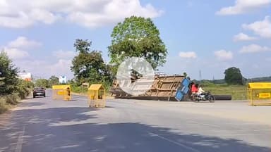 कोंडागांव: नारंगी नदी के पास बाईपास मोड़ में ट्रेलर पलटा, बड़ा हादसा टला, रायपुर से जगदलपुर की ओर जा रहा था लोहे का पोल लदा ट्रेलर