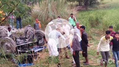 बिधूना: कुदरकोट क्षेत्र के बुंदेलखंड एक्सप्रेसवे सर्विस रोड किनारे नगला कले के पास ट्रैक्टर पलटने से तीन लोग दबे