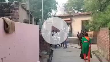 हाथरस: गांव सीयमल में पत्रकार के घर पहुंचे वांछित अभियुक्तों ने दी जान से मारने की धमकी, सूचना पर पहुंची पुलिस