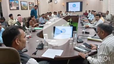 बारां: मिनी सचिवालय की सभागार में आयोजित बैठक में व्यय पर्यवेक्षक ने संदिग्ध गतिविधियों पर कड़ी निगरानी के निर्देश दिए