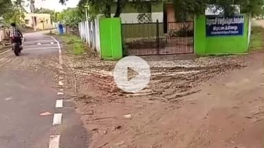 சாத்தான்குளம்: இரட்டைக்கிணறு கிராமத்தில் ஊராட்சி ஒன்றிய தொடக்கப்பள்ளி முன்பு மழையால் சேரும் சகதியுமாக காணப்படும் சாலை