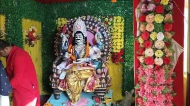 गिरिडीह: कायस्थों के कुल पुरोधा भगवान चित्रगुप्त की वकालतखाना समेत अन्य स्थानों पर धूमधाम से पूजा-अर्चना की गई