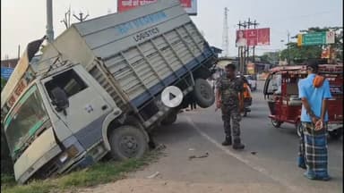 गिरिडीह: बस स्टैंड रोड पर डाक विभाग का मालवाहक अनियंत्रित होकर नाले में गिरा, चालक फरार, मौके पर अफरा-तफरी