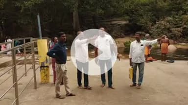 உடுமலைபேட்டை: மழை வெள்ளம் காரணமாக பஞ்சலிங்க அருவியில் சேதமடைந்த இரும்பு பாலத்தை அதிகாரிகள் ஆய்வு செய்தனர்