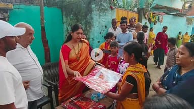 गिरिडीह: भाजपा नेत्री विनीता कुमारी ने बरमसिया और कर्बला रोड पर छठव्रतियों के बीच साड़ियों का वितरण किया