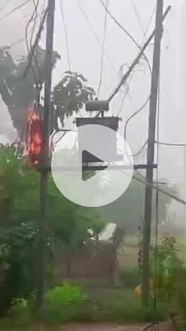 करछना: कुशवाहा बस्ती में ट्रांसफार्मर के पास अचानक शार्ट सर्किट से लगी आग, मची अफरा-तफरी