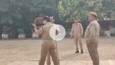 कानपुर: जेसी पी ने पुलिस लाइन में की फायरिंग, 5 में से तीन राउंड सही निशाने पर लगे, पुलिसकर्मी दिखे उत्साहित