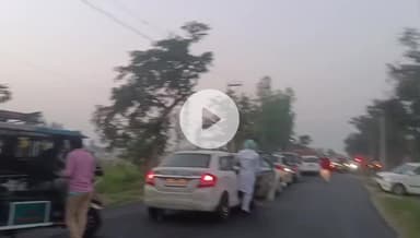 रामपुर: धनौरी के पास स्वार बाजपुर मार्ग पर जाम में फंसी एंबुलेंस, चालक ने कहा- जाम बहुत लंबा लगा है