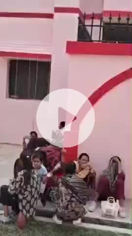 करछना: नैनी में भाई दूज पर्व पर केंद्रीय कारागार व जिला जेल में बंद भाइयों के माथे पर बहनों ने तिलक लगाकर दीर्घायु की कामना की