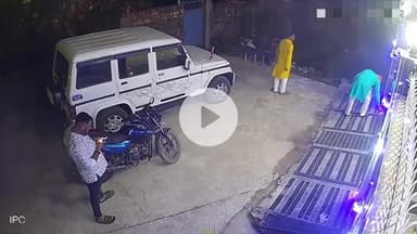 रातू: अनार जैसा बम धमाका, पूर्व विधायक प्रतिनिधि गंभीर रूप से घायल!