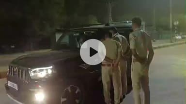 चूरू: पुलिस लाइन के सामने सदर थाना पुलिस ने की नाकाबंदी, ट्रैफिक नियमों की पालना के लिए समझाइश दी और वाहनों के चालान भी काटे