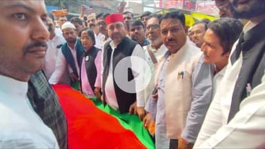 जौनपुर: सपा नेता हाजी सिराजुद्दीन को पार्टी के झंडे में ससम्मान सुपुर्द-ए-खाक किया गया