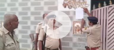 पूर्णिया पूर्व: मरंगा निवासी अभियुक्त सूरज कुमार के घर पुलिस ने चिपकाया इश्तहार