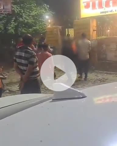 कानपुर: किदवई नगर के साइड नंबर वन की गीता पार्क में दो प्रेमी युगलों के बीच मारपीट, जमकर चले लात-घूसे, वीडियो हुआ वायरल