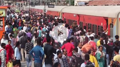 देहरादून: राप्ती-गंगा ट्रेन में खचाखच भीड़ के बीच युवती से छेड़छाड़, पुलिस ने भीड़ पर चटकाई लाठियां