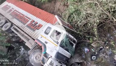 बगोदर: अटका बीस माइल के पास तेज रफ्तार कंटेनर अनियंत्रित होकर खाई में गिरा, ड्राइवर और खलासी घायल