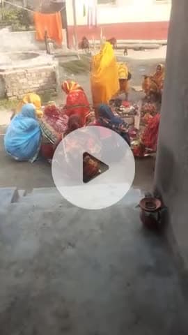 लौरिया प्रखंड के सतवरिया के वार्ड 03 शर्मा टोला मे गोबर्धन पूजा करती हुई महिलाये :राजेश शर्मा