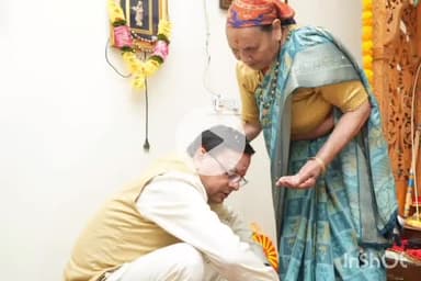 देहरादून: सीएम धामी ने शासकीय आवास पर बहनों के साथ मनाया भैया दूज का पर्व