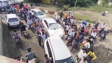 बीना: खिमलासा फाटक स्थित अंडर ब्रिज में लगा जाम, परेशान होते रहे वाहन चालक, पुलिस ने संभाला मोर्चा
#jansamasya