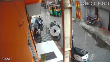 इंदौर: हीरा नगर में बेकाबू कार ने मचाई तबाही, कई गाड़ियों को मारी टक्कर, CCTV में कैद हुई घटना