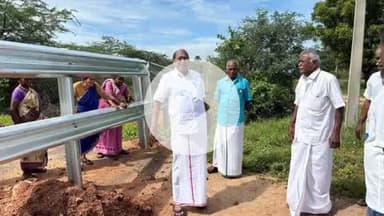 ஊத்துக்குளி: தளவாய் பாளையம் ஊராட்சியில் பொதுமக்களின் வழிப் பாதையை மறைத்து ரயில்வே நிர்வாகம் இரும்பு தடுப்புச் சுவர் அமைத்ததை எம்பி ஆய்வு செய்தார்