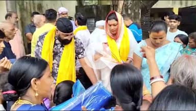 धनबाद/केंदुआडीह: धनबाद के गाँधी रोड में छठ व्रतियों के बीच साड़ी, नारियल और कद्दू का वितरण किया गया